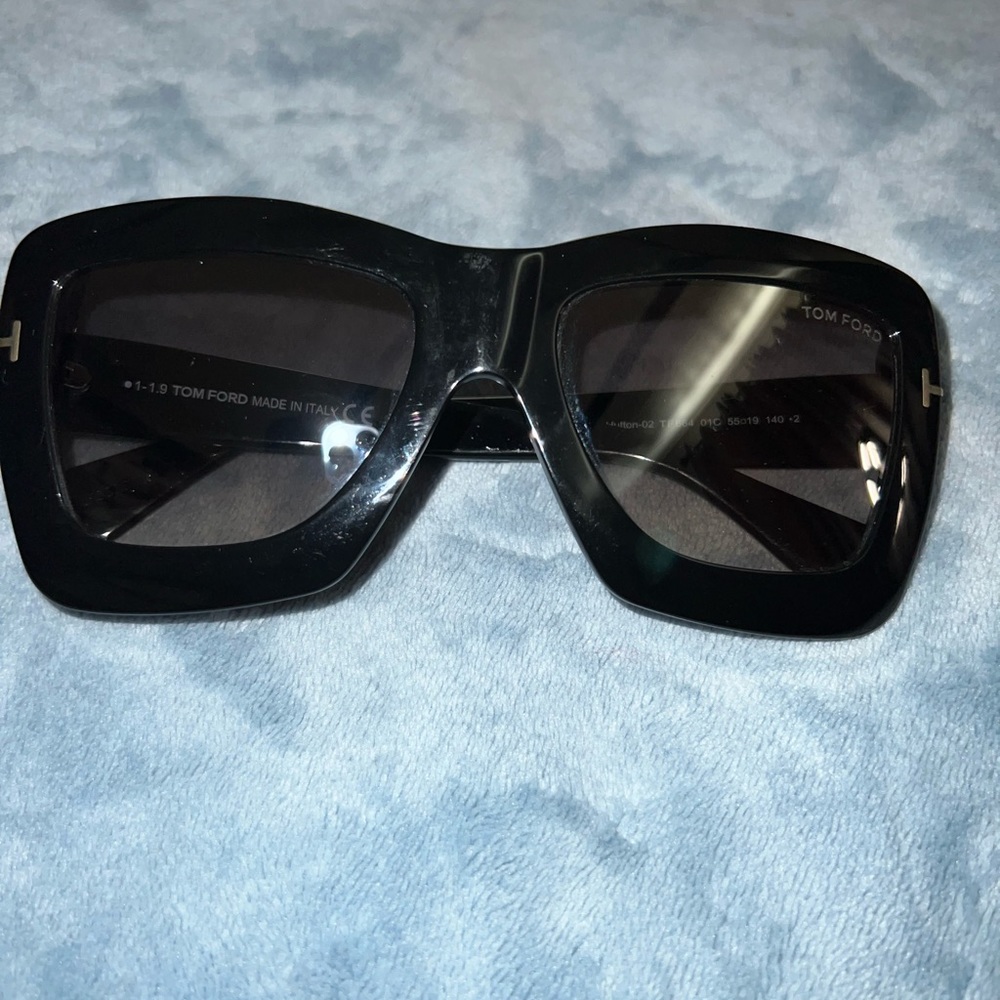 Tom Ford woman’s oversized shades…